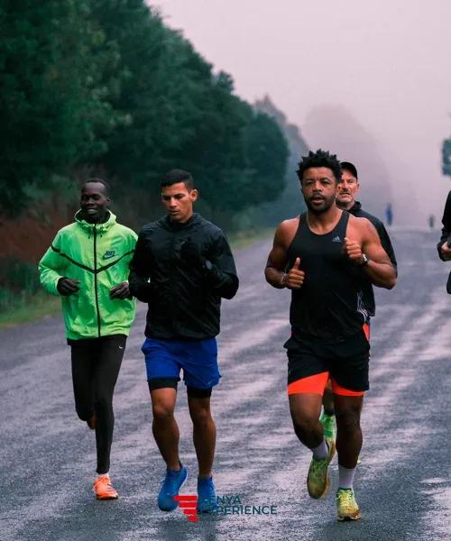 Joaze ao lado de atleta queniano durante treino em Iten